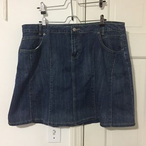 denim skirt w/pockets! 🌞 great condition.